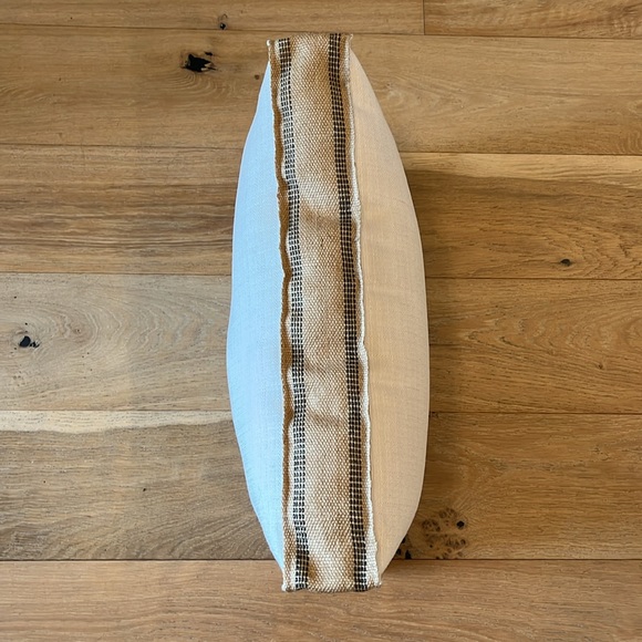 Splashworks decorative pillow - Picture 4 of 4